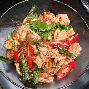 ผัดเผ็ดลูกชิ้นปลากราย